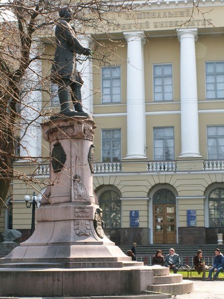 Файл:Lononosovu-pamyatnik 02.jpg